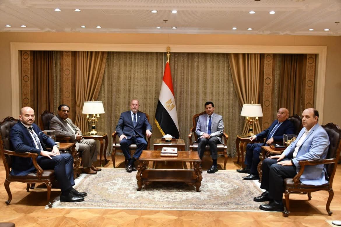 وزير الشباب والرياضة يستقبل رئيس الاتحاد الدولي للكاراتيه لتعزيز التعاون الرياضي