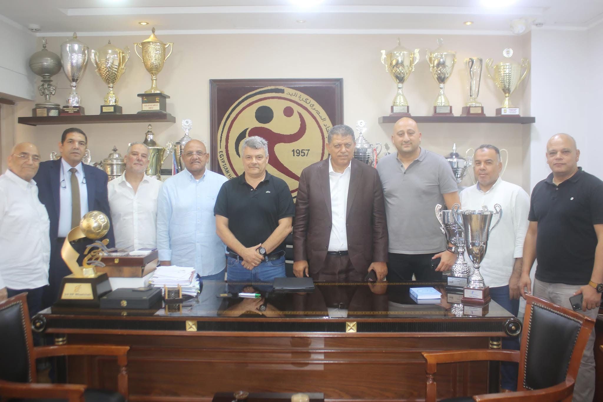 الاتحاد المصري لكرة اليد يعلن عن توقيع العقود رسميا مع خافيير باسكوال المدير الفني للمنتخب