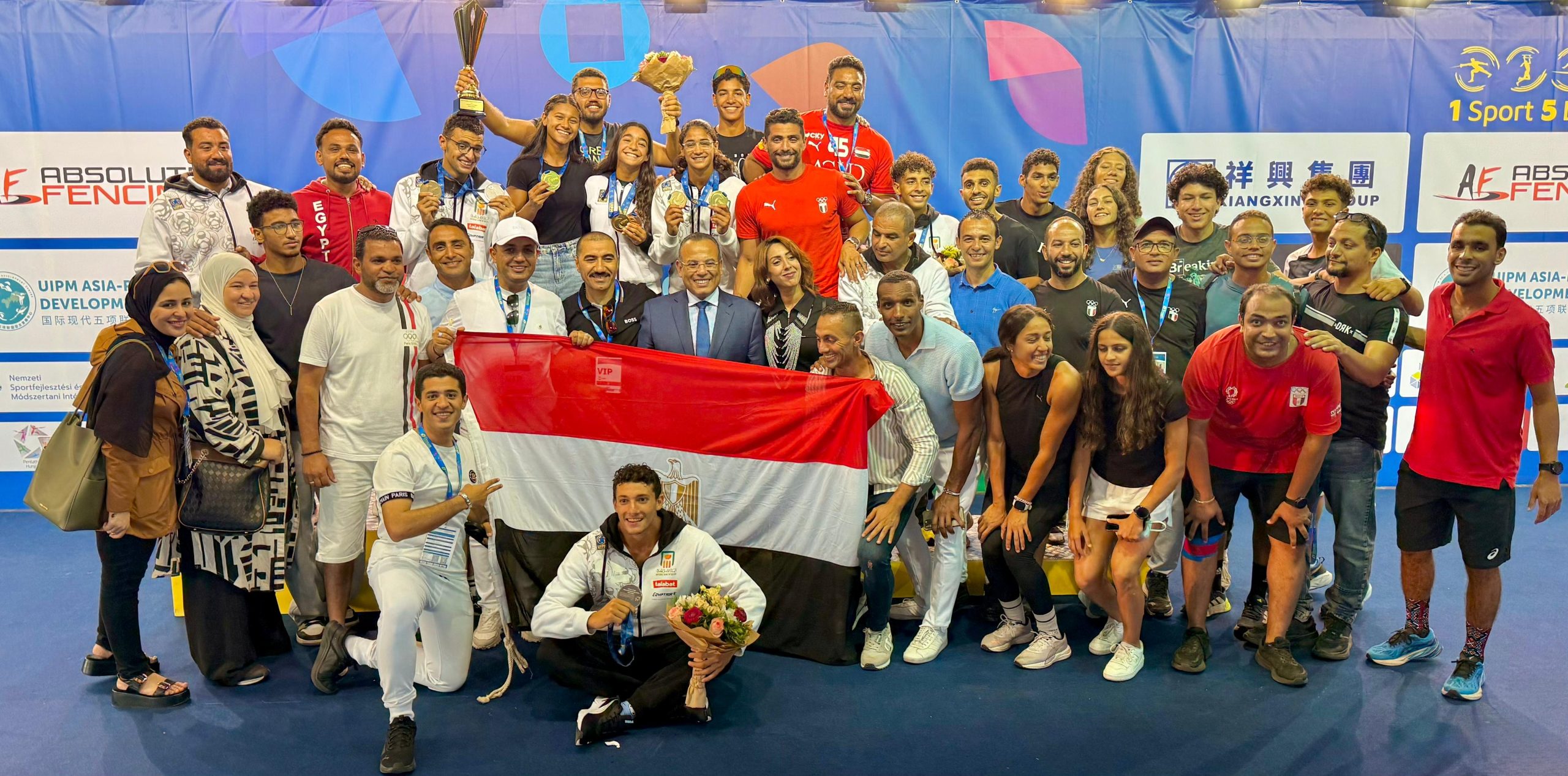 السفير المصري بالمجر يزور بعثة الخماسي الحديث ويحتفل معهم بالإنجاز العالمي