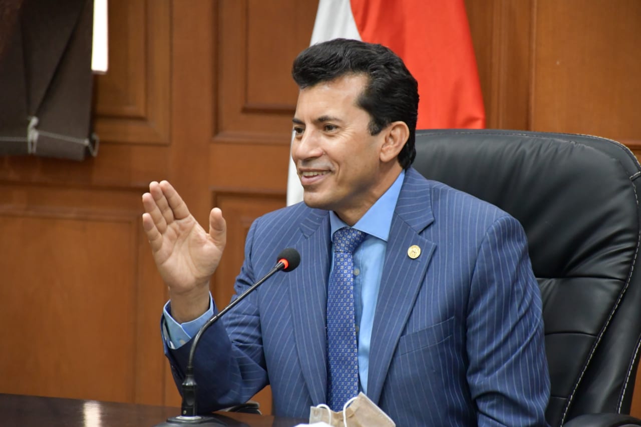 وزير الرياضة يهنئ المهندس ياسر إدريس بتوليه نائب رئيس الاتحاد الدولي للألعاب المائية