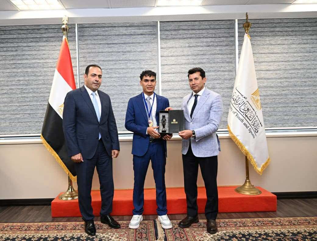 وزير الرياضة يلتقي بطل الكيك بوكس محمد راتب — كورافيا