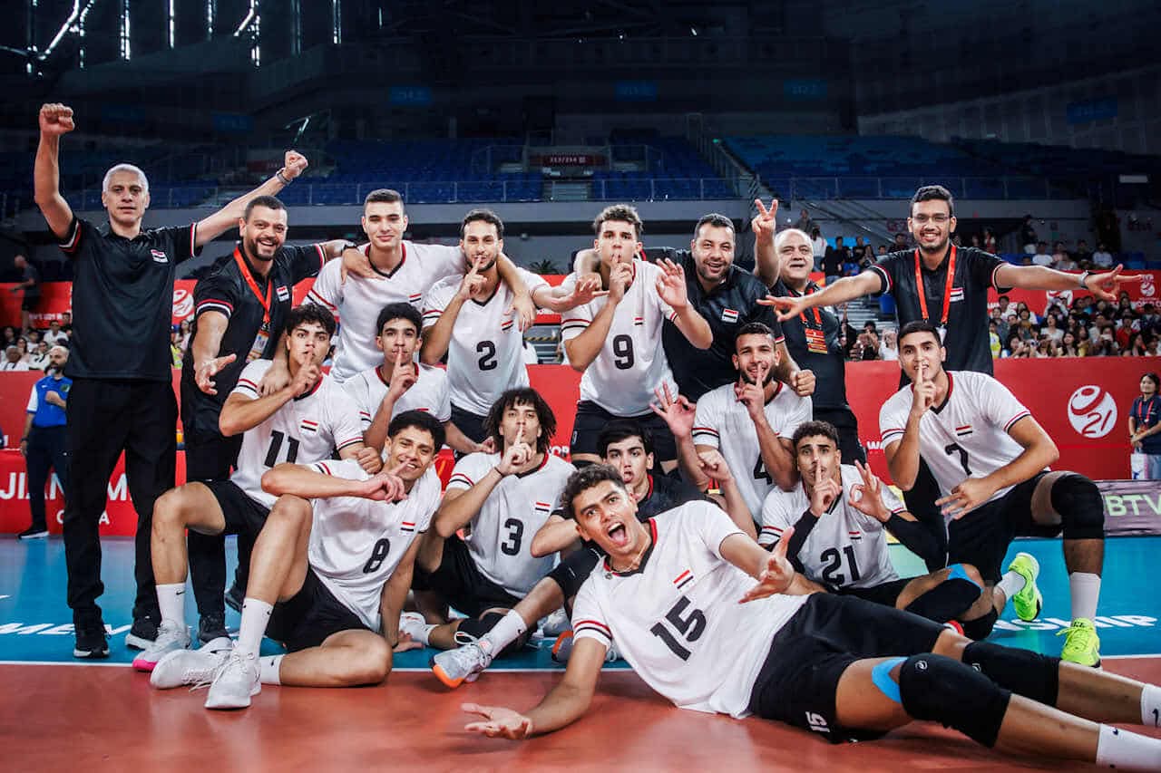بعد مباراة ماراثونية.. منتخب شباب الطائرة يهزم الصين ويحصد وصيف المجموعة الأولى ببطولة العالم