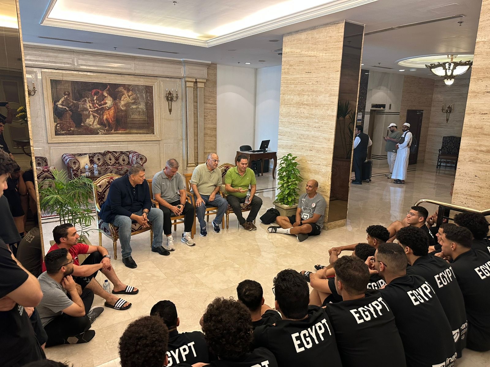طارق محروس يزور معسكر منتخب اليد بعد تعافيه لدعم اللاعبين ببطولة العالم تحت 19 عام