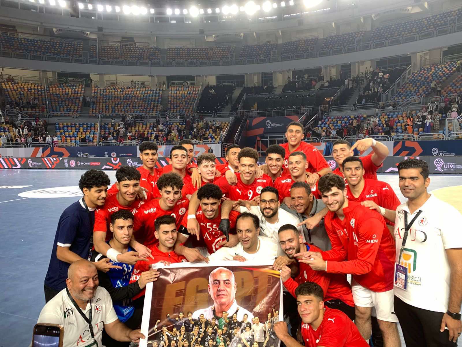 دعم من منتخب ناشئي اليد لمدربهم طارق محروس بعد الفوز على كوريا الجنوبية
