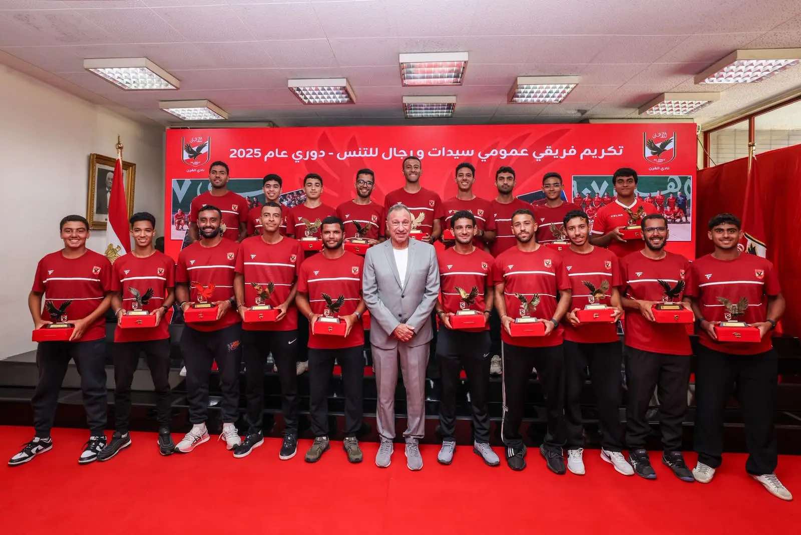 الخطيب يُكرم رجال وسيدات تنس الأهلي بعد الفوز بالدوري — كورافيا