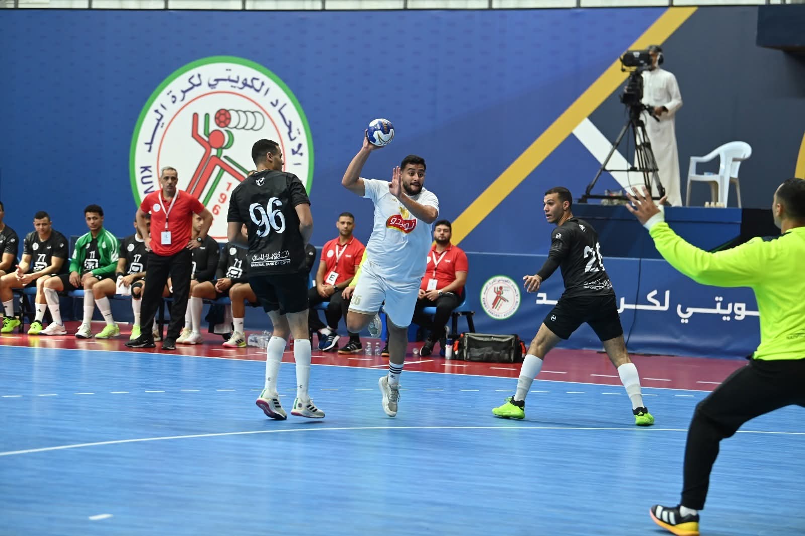 البنك الأهلي يواجه كاظمة الكويتي في نصف نهائي البطولة العربية لكرة اليد
