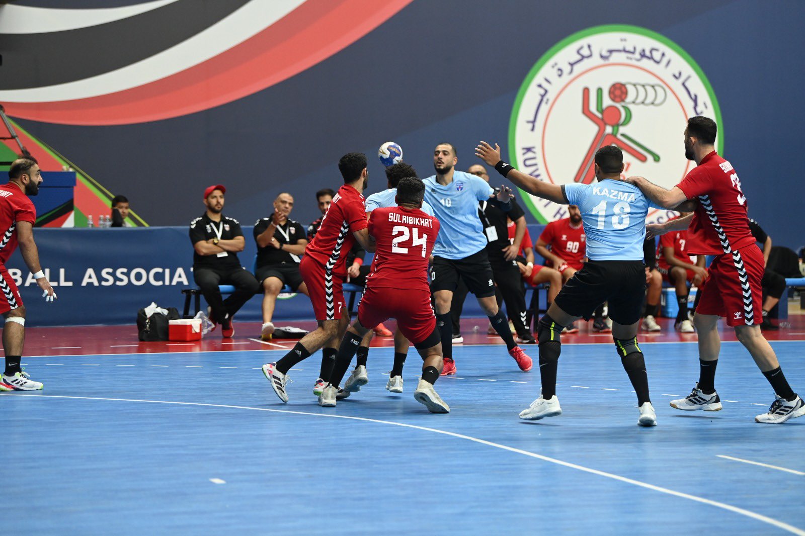 كاظمة الكويتي يتأهل لمواجهة البنك الأهلي في نصف نهائي البطولة العربية لكرة اليد